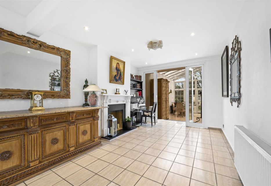Sutherland Grove, Southfields, SW18
