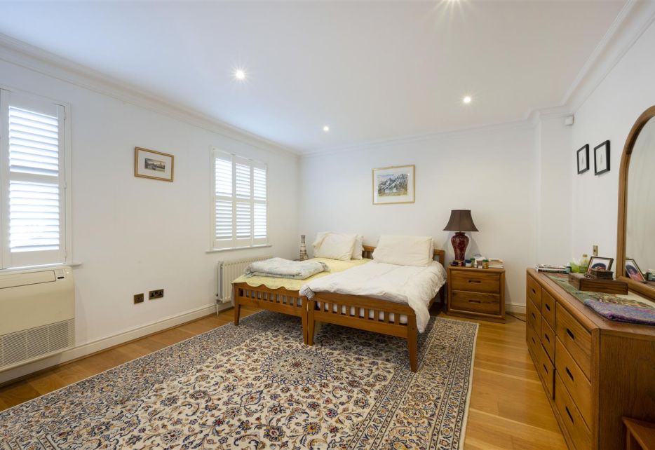 Rydon Mews, Wimbledon, SW19