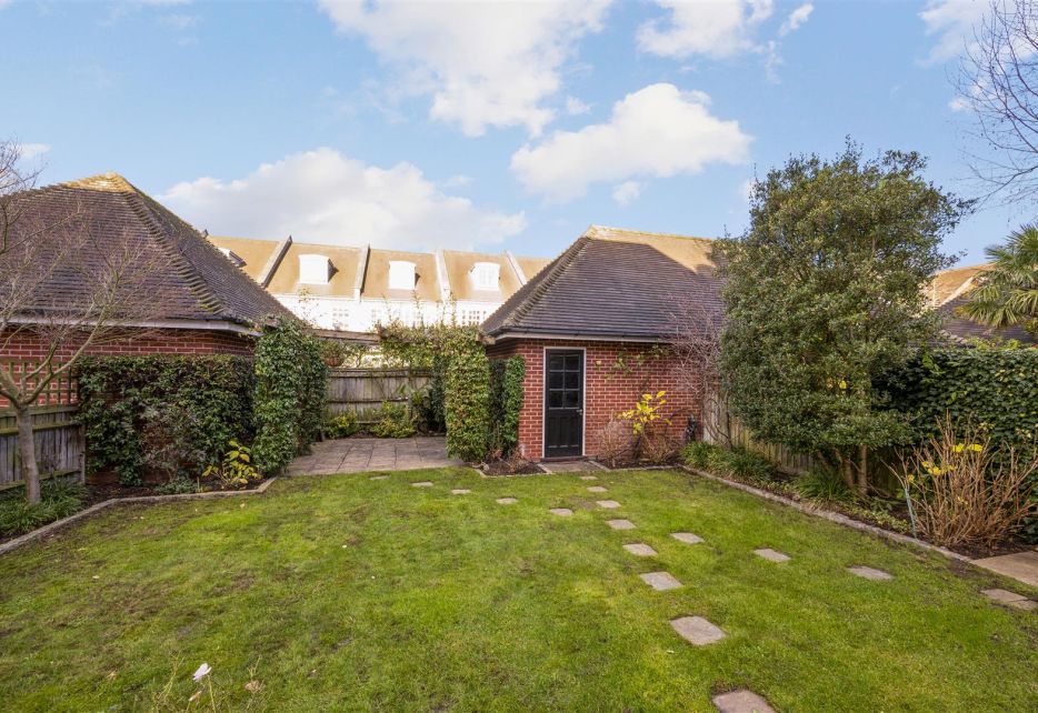 Rydon Mews, Wimbledon, SW19