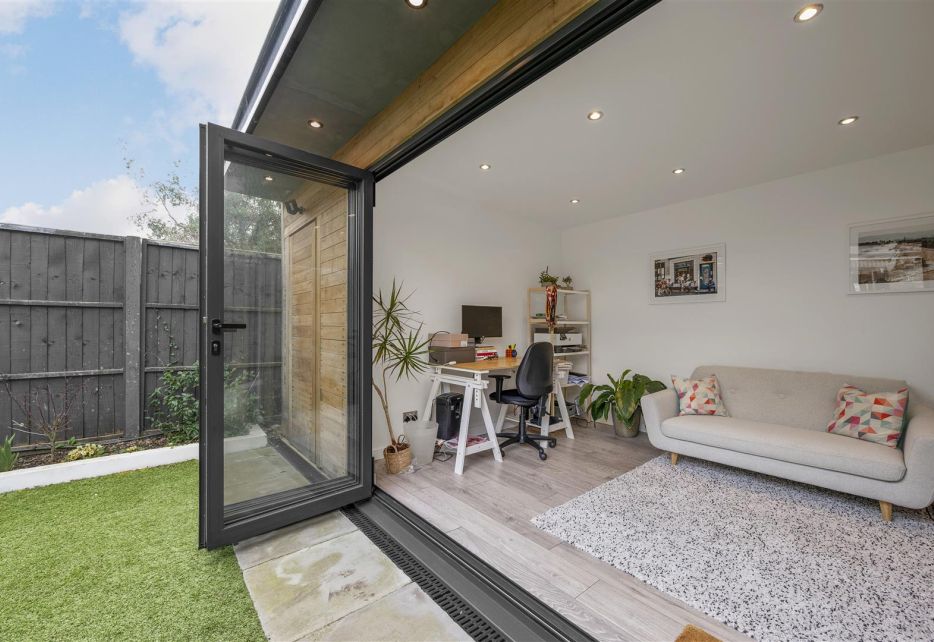 Chestnut Road, Raynes Park, SW20