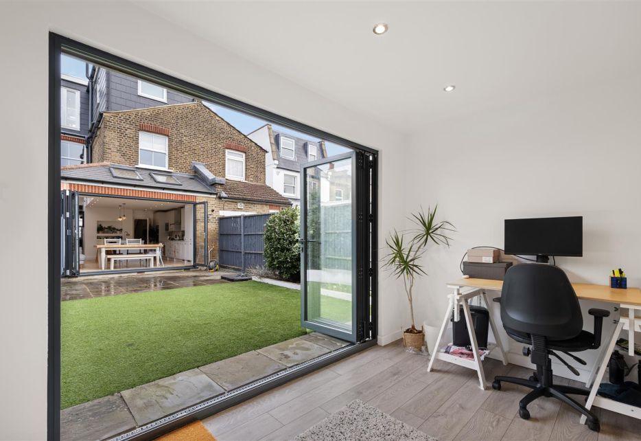 Chestnut Road, Raynes Park, SW20
