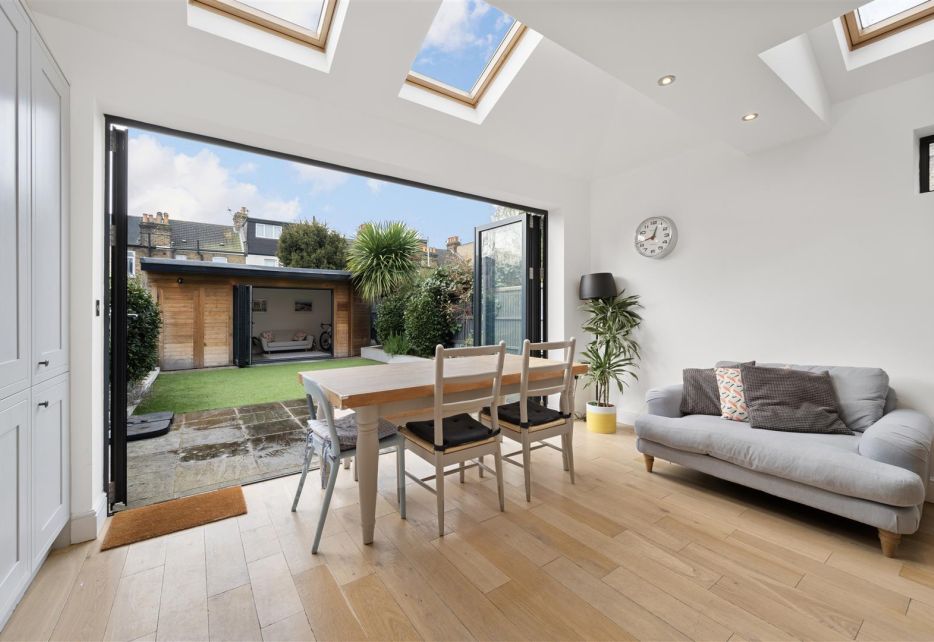 Chestnut Road, Raynes Park, SW20