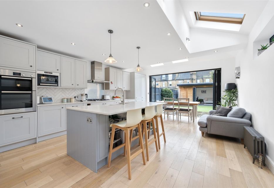 Chestnut Road, Raynes Park, SW20
