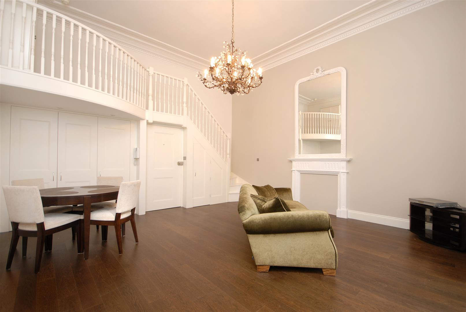 Queen's Gate | 33995775