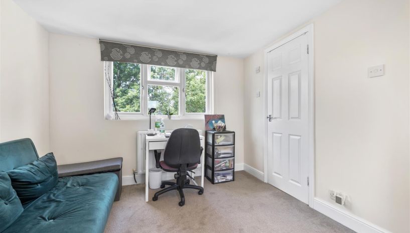 Tennyson Avenue, Motspur Park, KT3