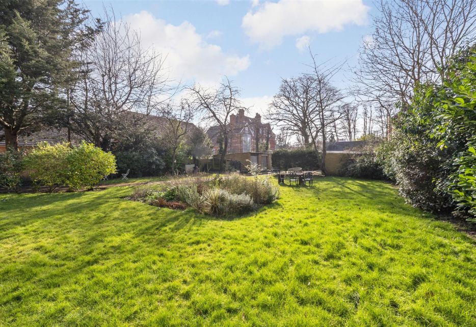 Lingfield Road, Wimbledon Village, SW19