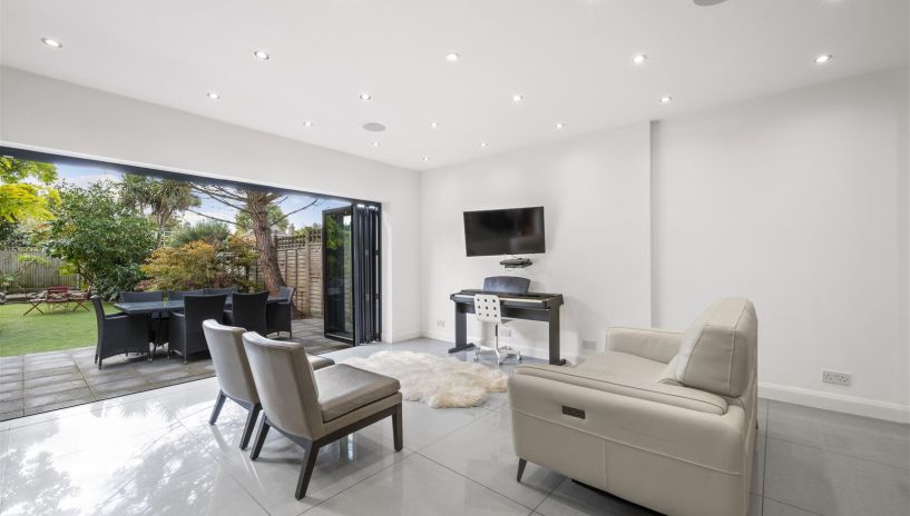 Hollington Crescent, Motspur Park, New Malden, KT3