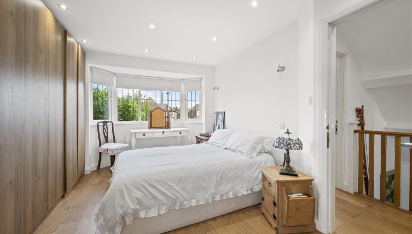 Hollington Crescent, Motspur Park, New Malden, KT3