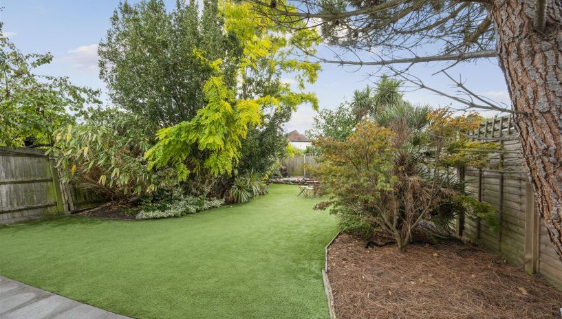 Hollington Crescent, Motspur Park, New Malden, KT3