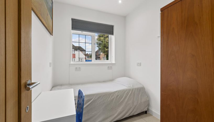 Hollington Crescent, Motspur Park, New Malden, KT3