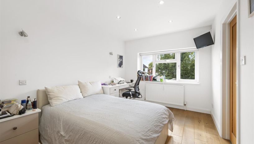 Hollington Crescent, Motspur Park, New Malden, KT3