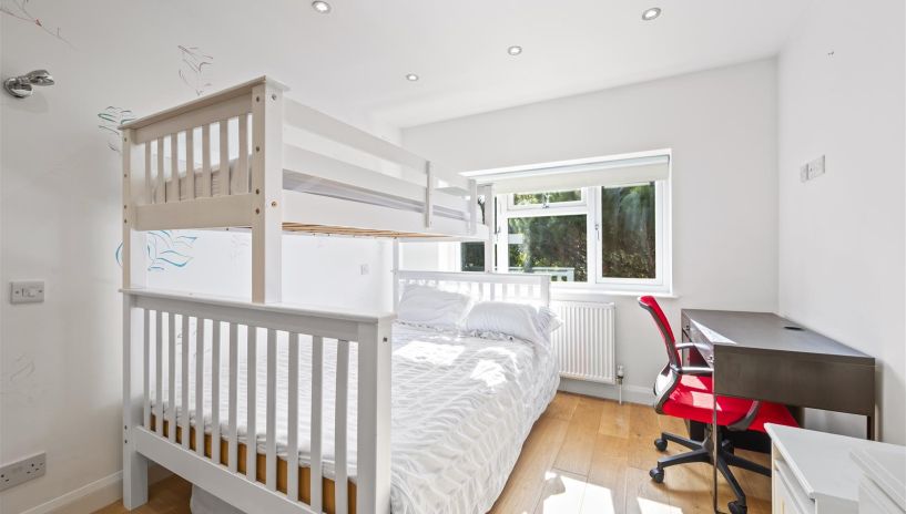 Hollington Crescent, Motspur Park, New Malden, KT3