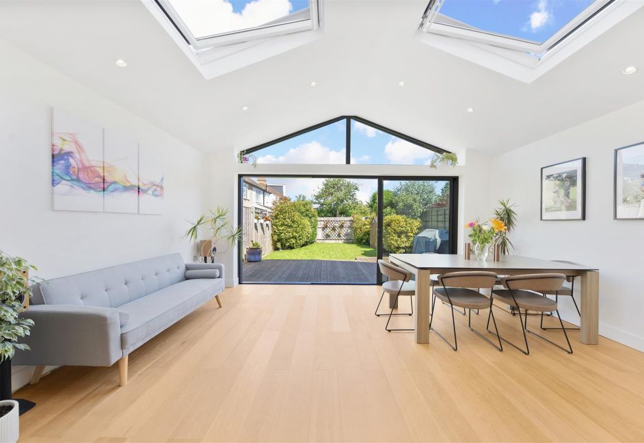 Meadow Close, Raynes Park, SW20
