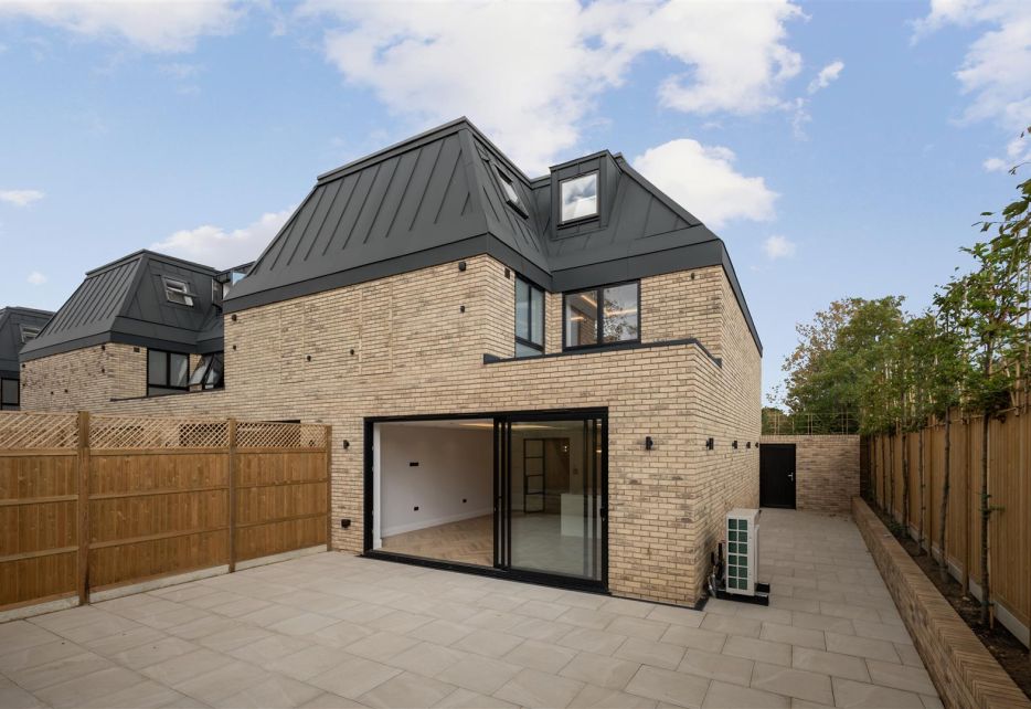 Winston Close, Haynt Walk, Raynes Park