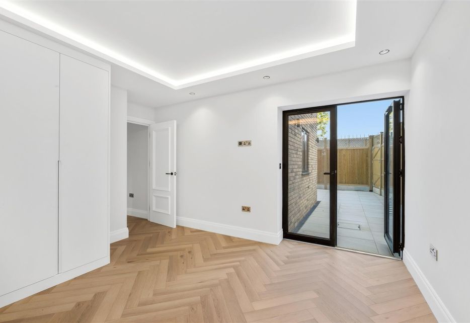 Hazelwood Avenue, Morden