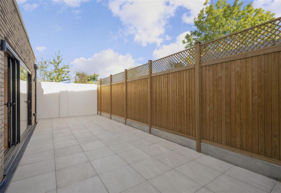 Hazelwood Avenue, Morden