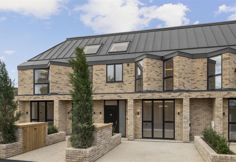 Winston Close, Haynt Walk, Raynes Park